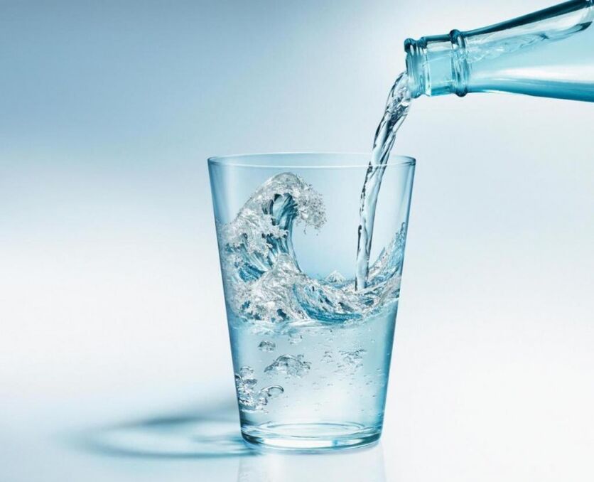 Durante a dieta alimentar, você precisa beber bastante água limpa