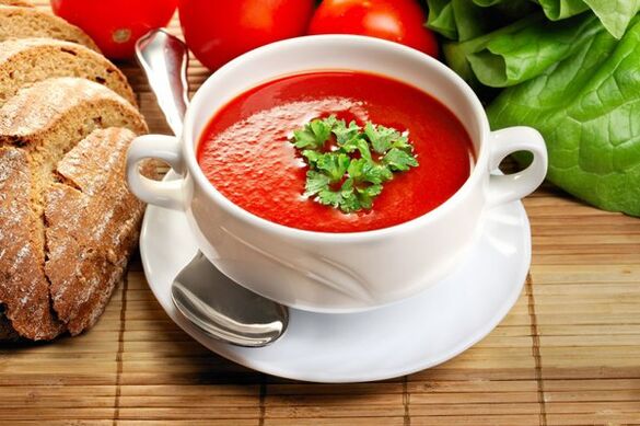 O cardápio da dieta alimentar pode ser diversificado com sopa de tomate