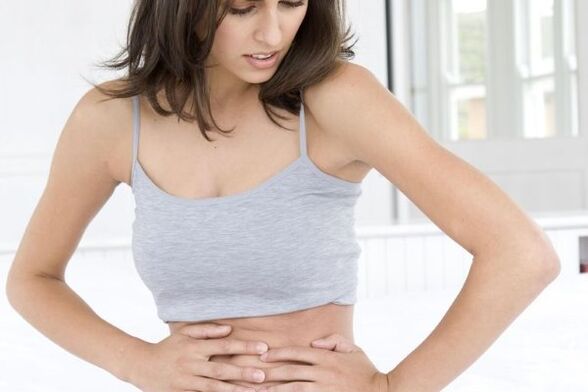 A dor abdominal é um dos primeiros sinais possíveis de pancreatite. 