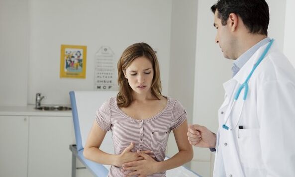 O gastroenterologista explica detalhadamente ao paciente com pancreatite como se alimentar para não prejudicar o organismo
