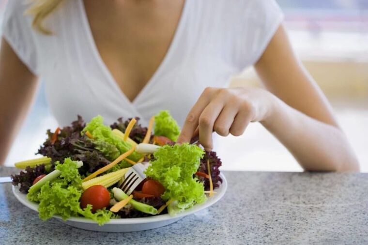 Coma salada de legumes em sua dieta favorita